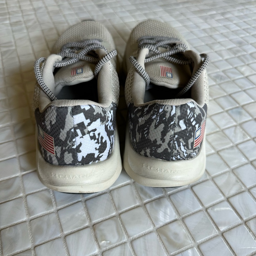 Under Armour Beige Mesh Trainers with Black Logo and Camo Heel - Picture 4 of 6